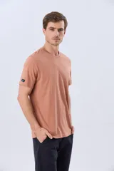 Remera lisa de manga corta y cuello redondo, color gris oscuro, de calce cómodo con pequeño logo bordado en el pecho.