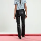 Pantalón plateado de eco cuero, de corte recto y tiro alto.