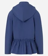 Campera cortaviento de poliéster color azul, con diseño peplum en la cintura, capucha ajustable con cordones y cierre frontal. Presenta mangas largas y un corte funcional y liviano.