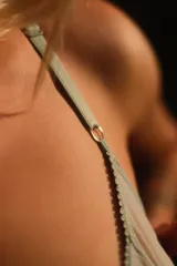 Soutien con aro de color verde suave, confeccionado en tela transparente, con copas suaves sin relleno y tirantes ajustables.