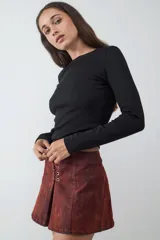 Camiseta básica de manga larga con cuello redondo y corte entallado al cuerpo, confeccionada en tejido elástico.