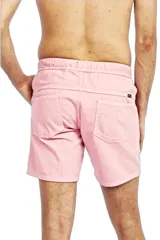 Short de gabardina color rosa, con cintura elástica y cordón de ajuste frontal con terminales metálicas. Cuenta con bolsillos laterales y costuras horizontales decorativas en la parte inferior de las piernas.