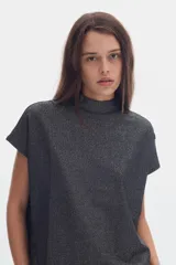 Blusa de jersey shiny color gris oscuro con acabado brillante, de manga corta, con cuello alto y diseño holgado.