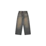 Pantalón de jean de corte holgado y pernera ancha, con efecto de lavado desgastado y tono marrón embarrado. Cuenta con cierre frontal asimétrico de botones, bolsillos delanteros de parche grandes y detalles de costuras visibles.