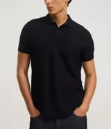 Camisa polo Marfinno de corte regular para hombre, de color negro con diseño texturizado, manga corta y cuello con cierre de botones.