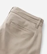 Pantalón masculino de corte skinny confeccionado en sarga de algodón con elastano. Presenta cierre frontal con botón y cremallera, cintura con trabillas y bolsillos laterales y traseros.