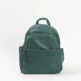 Mochila de cuero sintético con textura granulada, color verde oscuro. Cuenta con un compartimento principal con cierre, un bolsillo frontal con cierre y bolsillos laterales abiertos. Incluye asa superior y correas ajustables.