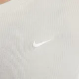 Remera blanca de algodón con cuello redondo, mangas cortas y ajuste ceñido. Presenta un cordón ajustable en el frente para crear un efecto fruncido. Logo de Nike bordado en el pecho.