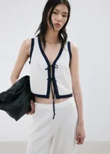 Pantalón blanco de tiro regular con diseño de pernera recta y estructura de tejido plano ligero.