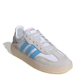 Championes urbanos Adidas Barreda Decode, con diseño inspirado en modelos retro. Presentan un exterior que combina paneles de gamuza gris claro y nylon blanco, con las icónicas tres tiras en color celeste. Incluyen una suela de goma translúcida y detalles en naranja en la lengüeta y el talón.