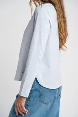 Remera de manga larga color negro, con escote redondo y calce ajustado al cuerpo.