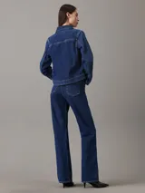 Jeans de mezclilla azul oscuro, talle alto, con corte bota (bootcut) y pierna ancha.