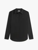 Camisa de lino puro color negro de Tommy Hilfiger, con cuello inglés, manga larga y cierre frontal de botones. Presenta un pequeño logo bordado en el pecho.