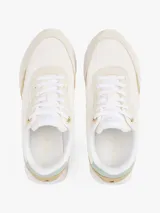 Zapatillas Tommy Hilfiger color blanco con detalles en beige, dorado y verde agua.