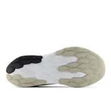 Championes New Balance modelo 520 para hombre, color gris claro con malla transpirable y detalles en azul marino. Presentan el logo "N" en azul marino y entresuela con tecnología Fresh Foam.