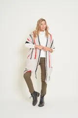 Pashmina color crudo tejida a crochet con lana merino, con flecos y bolsillos.