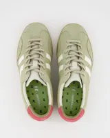 Championes bajos Coolway modelo Kizuna, color verde claro con detalles en blanco y rosa. Confeccionados en gamuza y nylon, con ajuste de cordones, plantilla acolchada y suela de goma color miel.