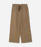Pantalón pantalona color marrón confeccionado en sarga liviana con liocel y algodón. Presenta lazo en la cintura, bolsillos laterales y traseros.