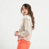 Camisa color crema con rayas verticales, cuello mao y volados en el frente.