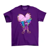 Remera de algodón color violeta con estampa frontal del personaje Arnold de Hey Arnold! con estética retro noventera.