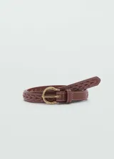 Cinturón fino de efecto cuero color marrón con diseño trenzado, costuras decorativas en contraste y hebilla metálica en tono bronce envejecido.