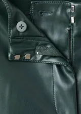 Pantalón flare de tiro bajo con efecto cuero, color verde oscuro, de corte entallado y diseño largo con cierre de gancho y cremallera.