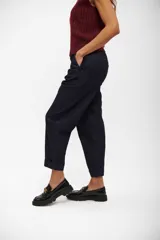 Pantalón tipo chino de denim en color azul oscuro, con corte recto y botamangas con dobladillo.