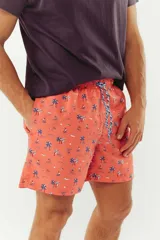 Short de baño azul con franjas horizontales en celeste y azul claro. Cuenta con cintura elástica ajustable con cordón, dos bolsillos laterales y uno trasero.