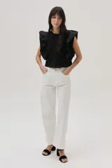 Pantalón jean blanco de pierna ancha confeccionado en algodón y elastano.