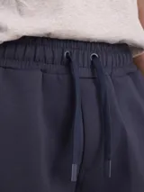 Pantalón tipo jogger color azul marino, con cintura elástica ajustable mediante cordón y puños elásticos en los tobillos.