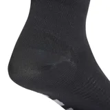 Medias de running Adidas negras con tres rayas horizontales blancas en el tobillo y logo de la marca en el empeine.