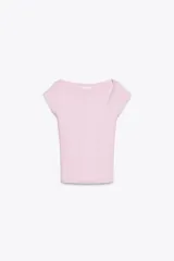 Camiseta de ajuste entallado confeccionada en tejido rib, con cuello barco y manga corta.