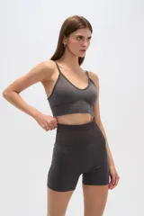 Conjunto deportivo gris compuesto por un top con breteles finos y un short de tiro alto.