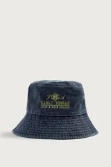 Sombrero tipo bucket de algodón con efecto lavado, color azul oscuro, con bordado frontal en tono amarillo que incluye la inscripción "Early Reggae Rub-A-Dub Sound". Cuenta con ala ancha con pespuntes decorativos.