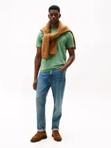 Remera verde de algodón con cuello redondo y logo bordado en el pecho.