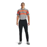 Pantalón de golf Under Armour modelo Drive Tapered, de corte cónico, confeccionado en tejido de sarga elástica con tecnología repelente al agua. Presenta diseño de frente plano con cuatro bolsillos y cintura elástica con banda de sujeción interna.