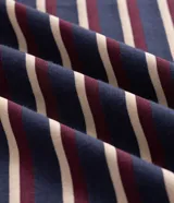Remera masculina de corte regular, confeccionada en tejido de algodón y poliéster, con diseño de rayas horizontales en hilo teñido, cuello redondo y manga corta.