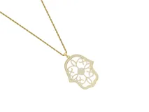 Cadena de eslabones tipo soga con baño de oro y dije en forma de mano de Hamsa, decorado con incrustaciones de circonias.