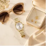 Reloj analógico de pulsera con caja y malla de acero en tono dorado, esfera clara con índices minimalistas y bisel con detalle de cristales.