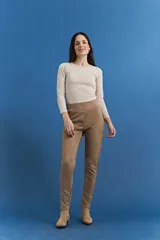 Legging de corte ajustado con acabado efecto gamuza en color tostado.