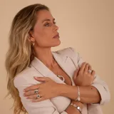 Anillo de plata 925 con diseño minimalista y superficie lisa pulida, de forma ancha y ergonómica.