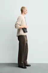 Pantalón chino de corte regular fit, confeccionado en tejido de algodón con estructura diagonal. Presenta bolsillos frontales, bolsillos traseros de vivo con botón y cierre frontal con cremallera y botón.