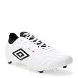 Championes de fútbol 11 Umbro modelo Legend, color negro con detalles en blanco. Presentan el logo de la marca en el lateral, costuras reforzadas en la puntera y una pequeña bandera tricolor decorativa. Cuentan con suela de tacos blancos y cierre mediante cordones negros.