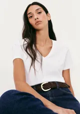 Camiseta de manga corta, corte slim, con cuello en V.