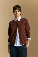 Cardigan de tejido de punto color rojo, con cuello redondo, cierre frontal de botones al tono y puños acanalados.