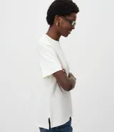 Remera básica de algodón pima color blanco, de manga corta, cuello redondo y diseño liso.