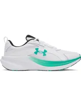 Championes de running Under Armour modelo Assert 11, color blanco con detalles en verde turquesa y negro. Presentan parte superior de malla transpirable con revestimientos de cuero, mediasuela con amortiguación Charged+ y suela de goma resistente.