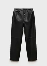 Pantalon de tiro alto con efecto piel, diseño recto y corte crop. Cuenta con cierre de cremallera y botón, trabillas para cinturón y cinco bolsillos.