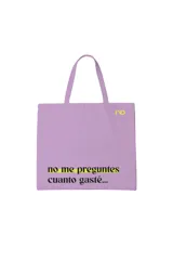 Bolso tipo tote lila con asas y estampado amarillo con la frase "no me preguntes cuanto gasté...".