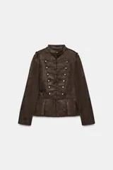 Chaqueta de gamuza marrón con cuello alto, manga larga y bajo con peplum. Cuenta con doble botonadura decorativa de botones metálicos dorados en el frente y cierre con ganchos ocultos.